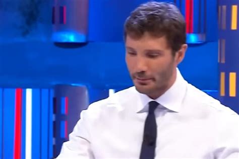 Affari Tuoi Esordio Con Polemica Per Stefano De Martino Il Pubblico