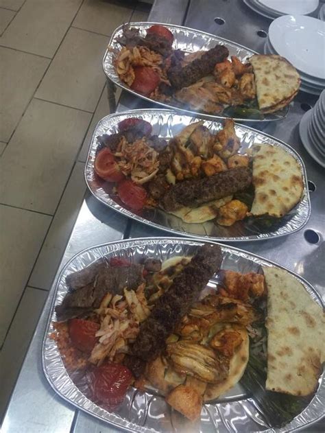 Carta de MEŞHUR M A U AHMET USTA KEBAP LAHMACUN PİDE DÖNER Estambul