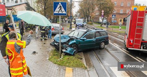 Powa Ny Wypadek W R Dmie Ciu Ludzie Zakleszczeni W Aucie