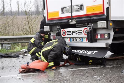 Tragico Incidente Sulla Statale Taranto Massafra Scontro Tra Auto