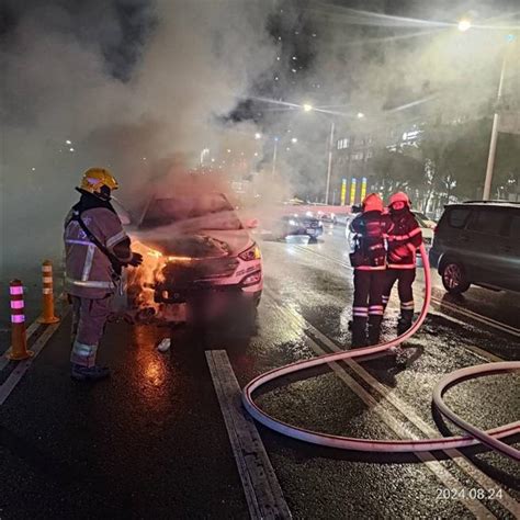 機車攔車狂敲窗！休旅車一家三口急逃 下秒車頭狂竄大火 社會 中時