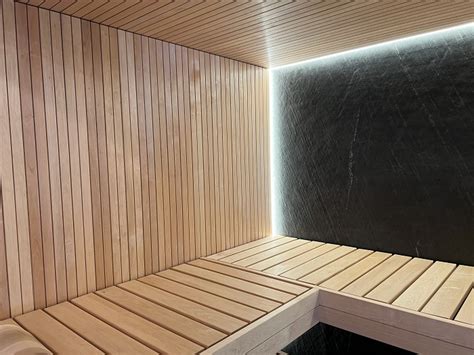 Designsauna in Erle mit majestätischem Ofen Ging Saunabau AG Schweiz