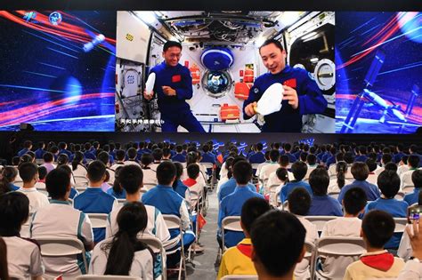 Chinese astronauts deliver lecture from space station - China Military