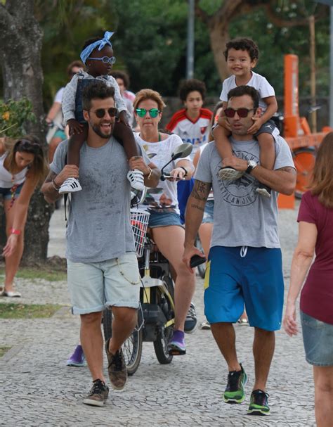 Foto Bruno Gagliasso Se Diverte Ao Caminhar Pela Lagoa Zona Sul Do