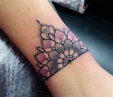 Tatuaggio Bracciale Mezzo Mandala Colorato Sul Polso Lei Trendy