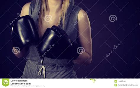 Guantes De Boxeo De La Mujer Que Desgastan Foto De Archivo Imagen De