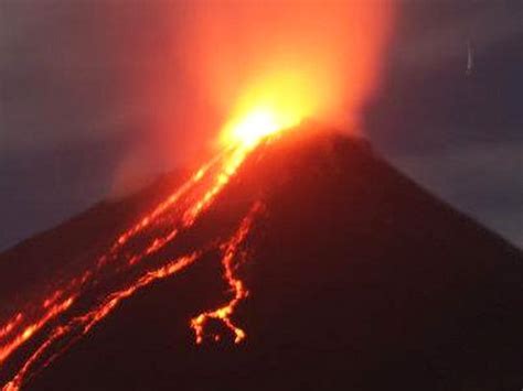 Gunung Merapi Luncurkan Lava Pijar 1 Kilometer Tagar