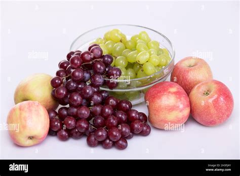 Frutas Las Uvas Verdes Las Uvas Rojas Las Manzanas Verdes Y Las