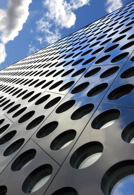 El edificio está hecho de metal con agujeros en el medio Foto Premium