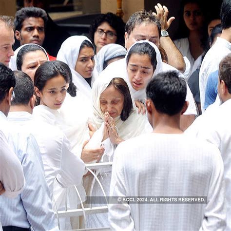 Urvashi Dholakia at Bollywood actress Jiah Khan's funeral at Juhu ...