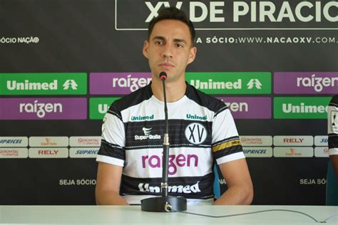 XV renova contratos do lateral Robertinho e do volante Elias Ceará até