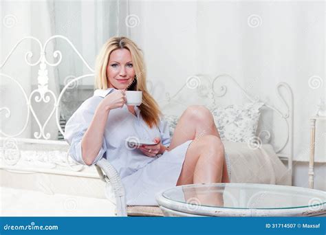 Fille Mignonne Dans La Chambre Coucher Avec Une Tasse De Caf Image