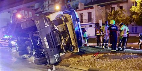 Un Conductor Resulta Herido Al Volcar El Cami N De La Basura Que