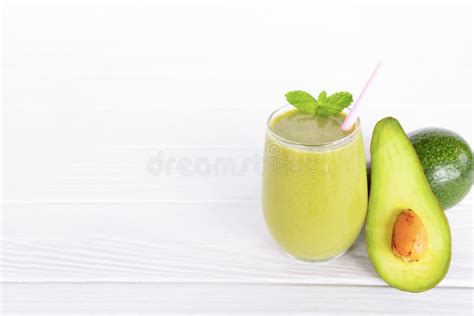 Напиток смеси Milkshake фруктового сока Smoothies зеленого цвета ...