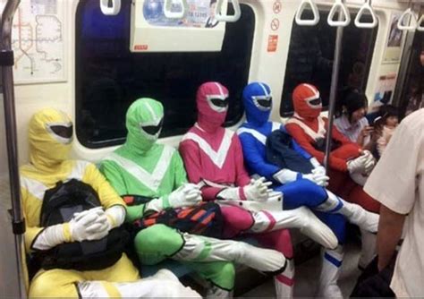 Girl Travelling in Delhi Metro In Bikini people recall Actress Urfi Javed लडकय पर चढ