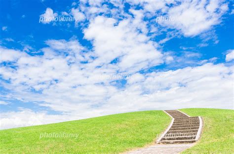 夏の青空と緑の丘 写真素材 5146848 フォトライブラリー Photolibrary