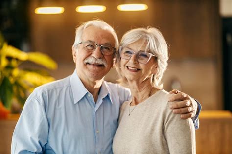 Retrato De Una Feliz Pareja De Ancianos Abraz Ndose Y Sonriendo A La