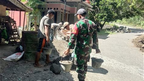 Babinsa Koramil Agrabinta Serda Jejen Gotong Royong Bersama Warga