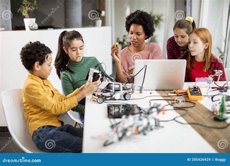 Ni Os Felices Con Sus Profesoras Africanas De Ciencias Con Computadoras