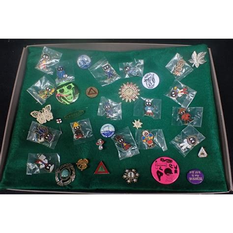 A Collection Of Robertsons Jam Golly Badges Together With A Quantity