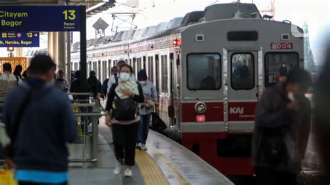 KRL Jabodetabek Beroperasi 24 Jam Saat Malam Tahun Baru Bisnis