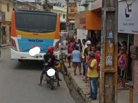 Jovem de 20 anos morre ao tentar subir em ônibus pela janela e se