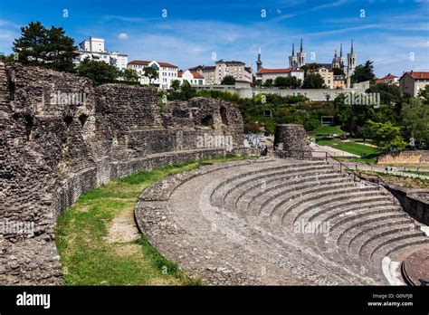 Ruines Du Théâtre Romain à Lyon Basilique Notre Dame De Fourvière à L