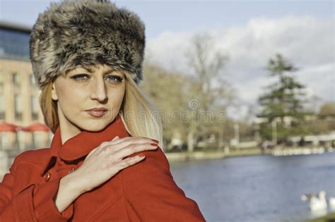 Belle Femme Blonde Avec Des Yeux Bleus Photo Stock Image Du Couche Hiver