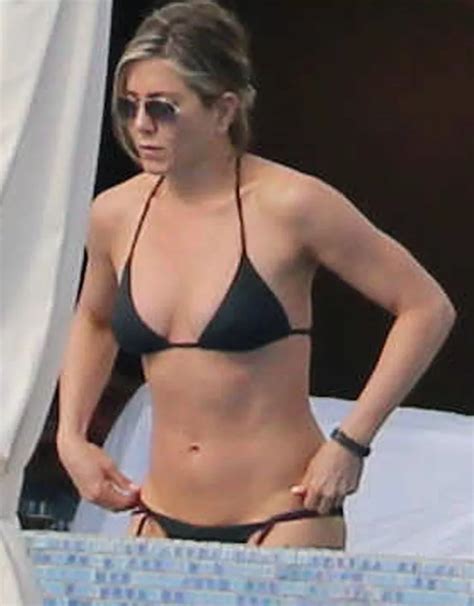 Jennifer Aniston And Courteney Cox Flaunt Their Bikini Bodies On Sun