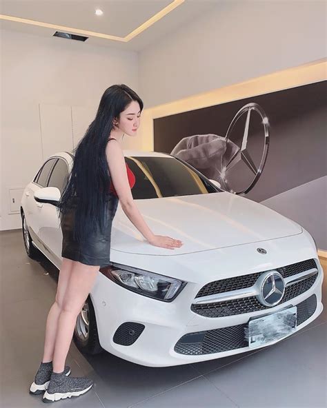 Hot girl ngực khủng bị bóc phốt ảnh thật khác độ khi khoe ảnh đứng cạnh siêu xe