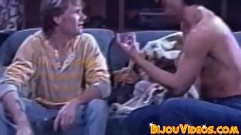 Guapo clásico gay masturbándose una polla peluda y rociando semen XVIDEOS