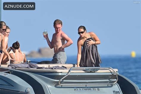 Tate Mcrae Sexy Spotted In A Sizzling Bikini On A Yacht For Her Birthday At Pampelonne Beach In