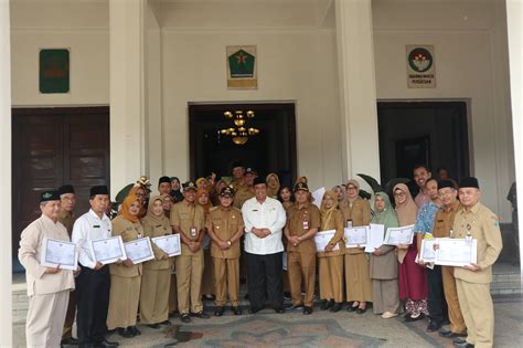 Pemkot Malang Beri Sekolah Di Kota Malang Penghargaan Adiwiyata