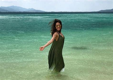 Nusrat bharucha looks stunning in bikini see photos थइलड म छटटय बत रह ह नसरत