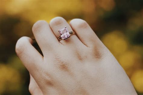 Arti Mimpi Pakai Cincin Emas Selamat Keberuntungan Soal Percintaan