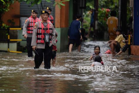 Bpbd Dki Kerahkan Tim Reaksi Cepat Tangani Banjir Yang Kian Meluas