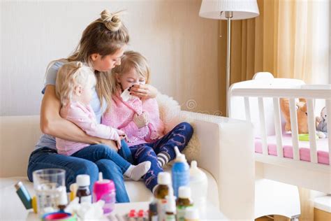 Mamma Som Tar Omsorg Av Hennes Sjuka Barn Fotografering F R Bildbyr Er