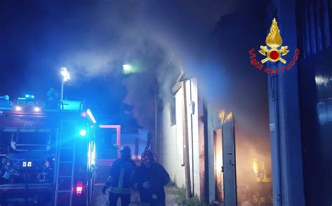 Paura Nel Casertano Grosso Incendio Distrugge Un Capannone Vigili Del