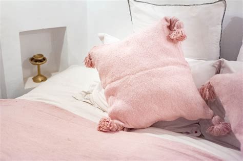 Pink blanket with pom poms - Moroccan Rugs Blankets