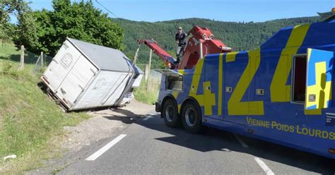 Fait Divers Bourg Argental Un Camion De Tonnes Se Renverse Sur La