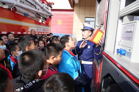 消防宣传月新疆昌吉市百余名师生“零距离”体验消防 中新网·新疆