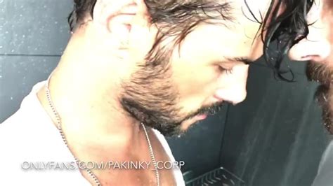 WET CK S JOGAR NO CHUVEIRO DO GINÁSIO Pornhub Gay