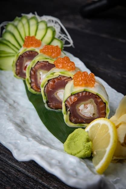 Delicioso Sushi Rollos Con At N Cocina Japonesa Foto Premium