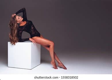 imágenes fotos de stock objetos en D y vectores sobre Sexy naked woman sitting cube