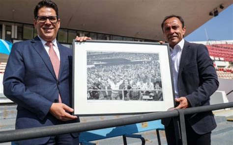 Pel Recibe Especial Homenaje En El Estadio Nacional En Su Primer