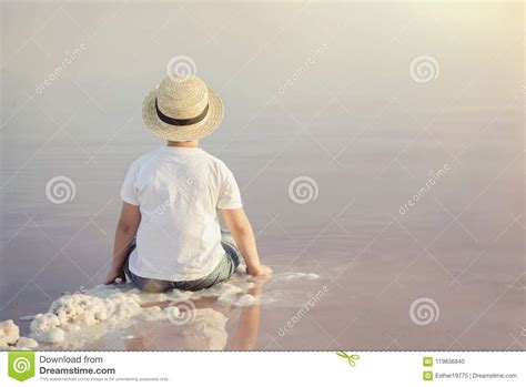 Menino Triste E Pensativo Que Senta Se Na Praia Foto De Stock Imagem