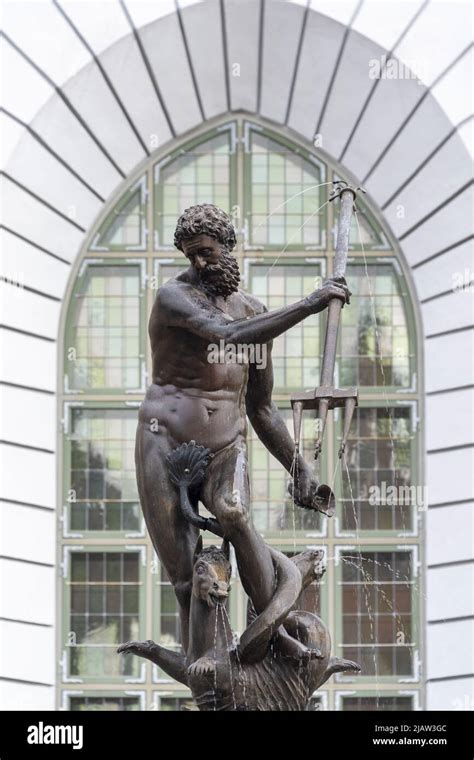 Neptunbrunnen In Danzig Pommern Polen Skulptur In Der Altstadt Das