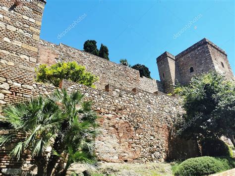 Una Parte De Las Murallas De La Fortaleza Palaciega De Alcazaba En