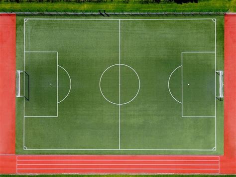 Vista aérea de cima do campo de futebol verde vazio linhas brancas