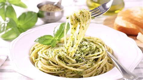 Fondo Espaguetis Con Salsa Pesto Y Hojas De Albahaca En El Tenedor